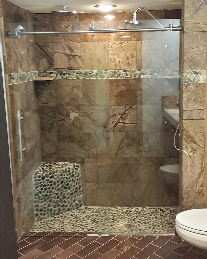 A mix of natural-look tile, mosaic and glass.